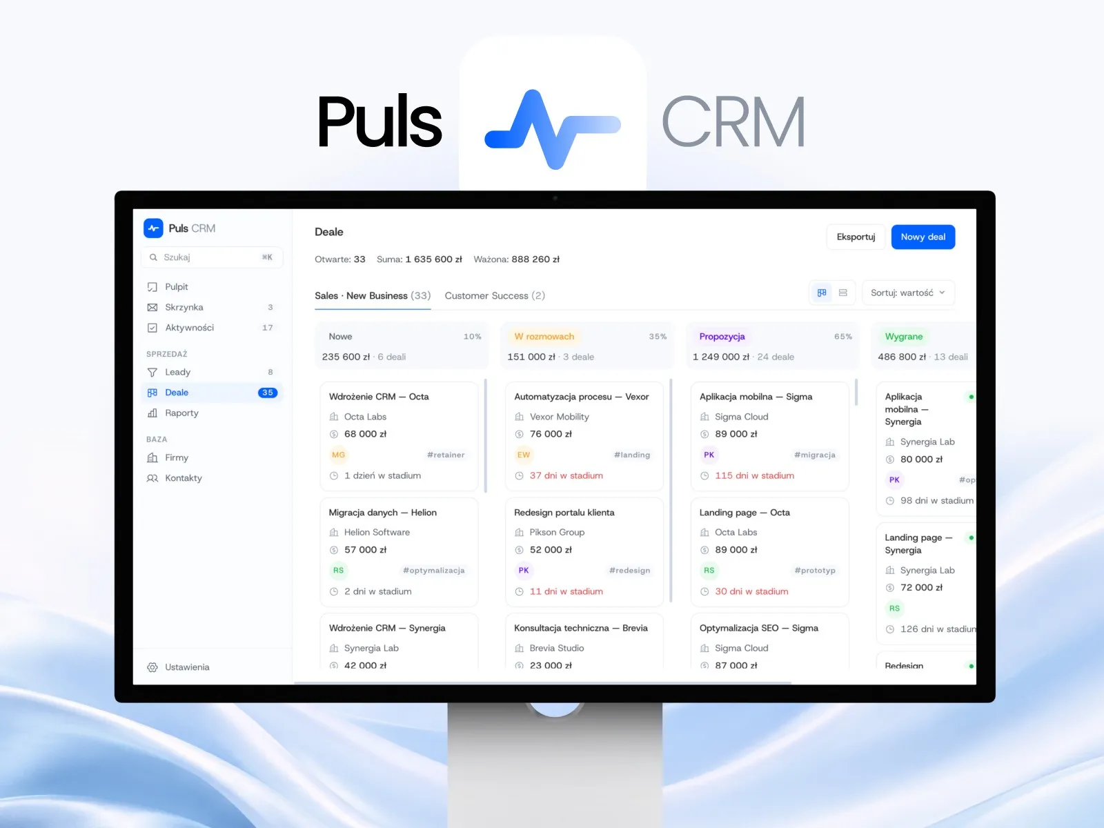 Puls CRM - logotyp z niebieską linią pulsu nad monitorem z ekranem „Deale": boczne menu, kanban lejka sprzedaży z kolumnami Nowe, W rozmowach, Propozycja i Wygrane oraz karty deali z firmą, wartością i liczbą dni w etapie; w tle jasne, błękitne fale.
