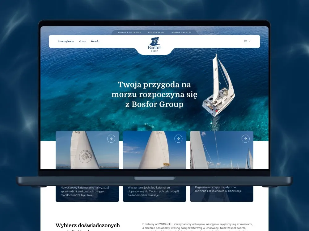 Bosfor Group - laptop z otwartą stroną grupy żeglarskiej: hero „Twoja przygoda na morzu rozpoczyna się z Bosfor Group" ze zdjęciem katamaranu, na tle morza.