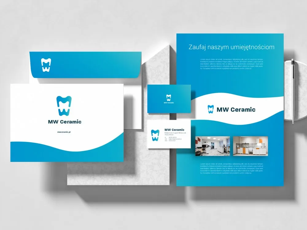 MW Ceramic - papeteria pracowni ceramiki dentystycznej: teczka „Zaufaj naszym umiejętnościom", wizytówki i papier firmowy ze znakiem zęba, w niebieskim gradiencie.