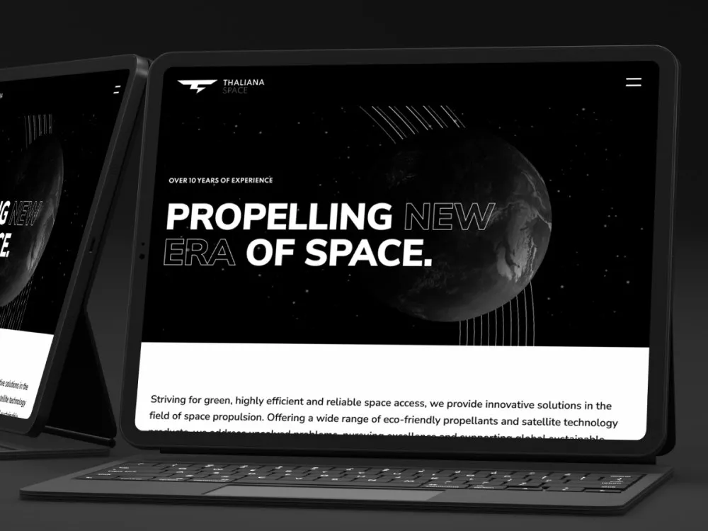 Thaliana Space - tablet z otwartą stroną firmy kosmicznej: hero „Propelling new era of space” ze zdjęciem planety i gwiazd, na czarnym tle.