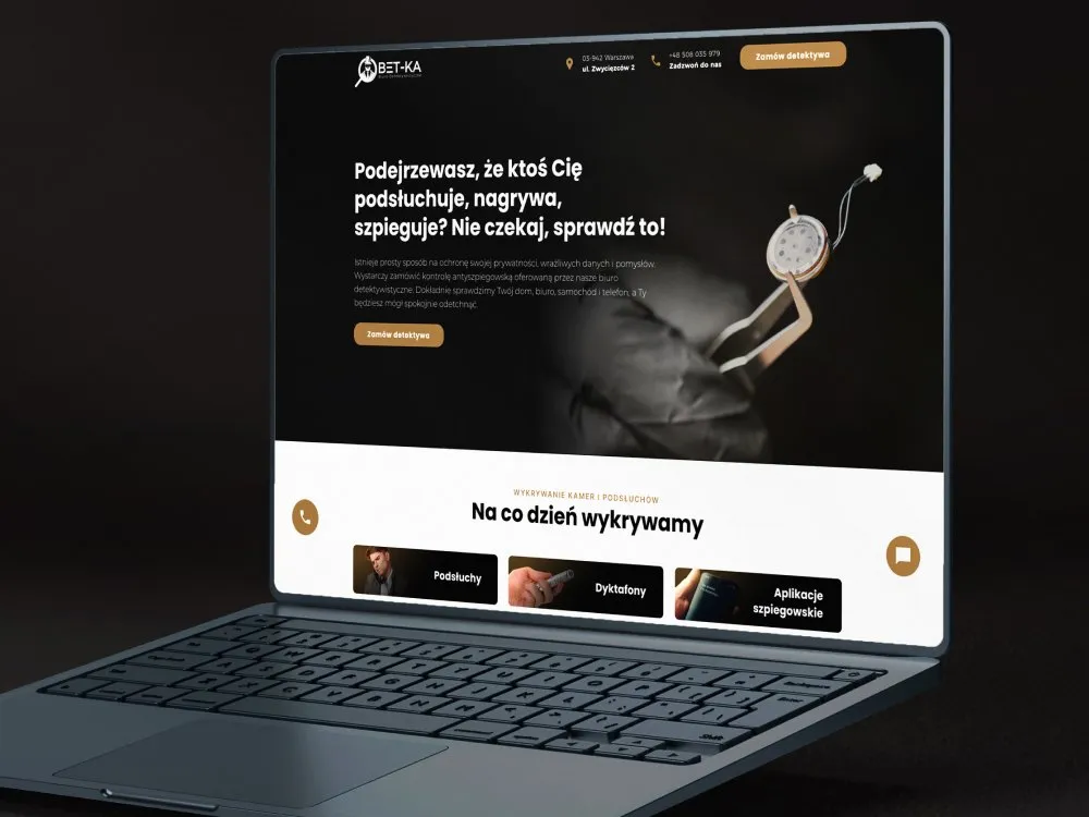 BET-KA - laptop z otwartą stroną biura detektywistycznego: hero „Podejrzewasz, że ktoś Cię podsłuchuje, nagrywa, szpieguje? Nie czekaj, sprawdź to!" ze zdjęciem podsłuchu, na ciemnym tle ze złotem.