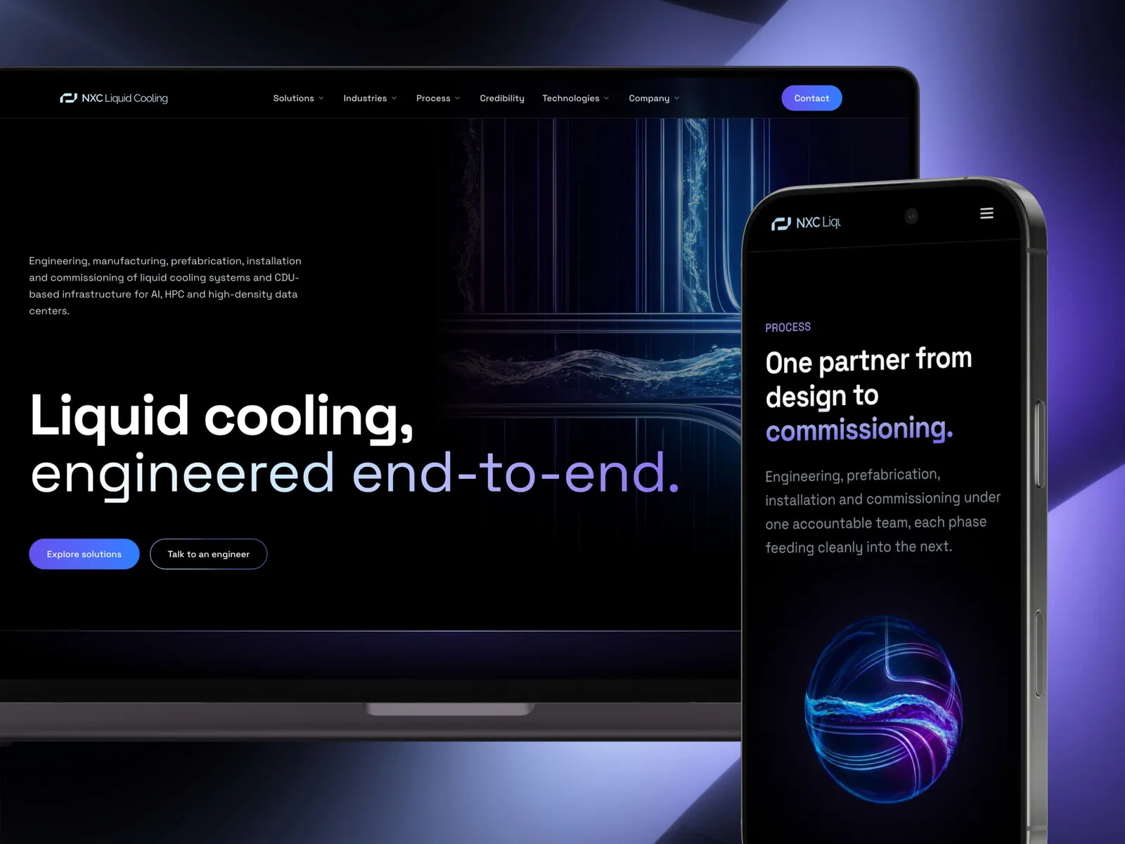 NXC Liquid Cooling - ekran startowy serwisu na laptopie, obok telefon w ujęciu pod kątem z etapem procesu i kulą marki, na fioletowym tle.