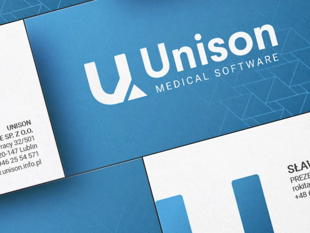 Unison - niebieska wizytówka z białym logo „Unison Medical Software" (znak „U" z trójkątem) i tłoczonym wzorem trójkątów, obok białych wizytówek z danymi kontaktowymi.