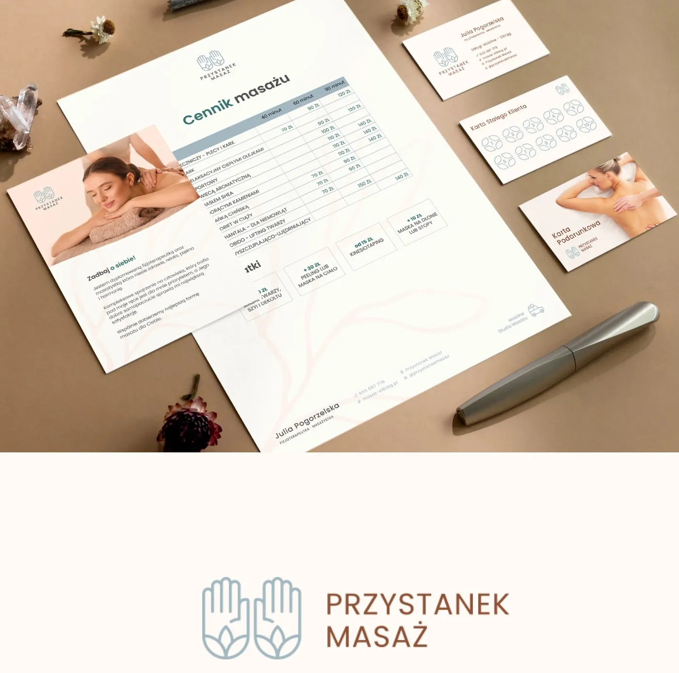 Przystanek Masaż - prezentacja identyfikacji: flat-lay z ulotką „Cennik masażu", wizytówkami i kartami na beżowym tle; niżej poziomy logotyp z dłońmi oraz paleta kolorów (dusty blue, terakota, kremy, czerń).
