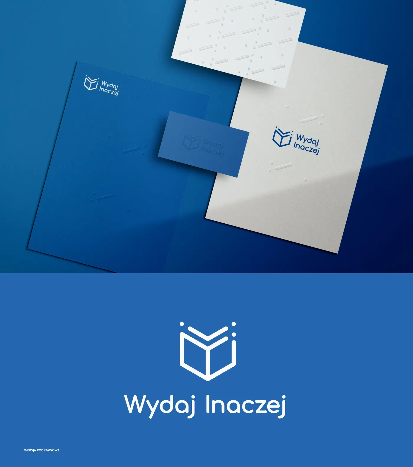 Wydaj Inaczej - papeteria z tłoczonym znakiem (teczka, wizytówki, papier firmowy) oraz podstawowa, pionowa wersja logo na niebieskim tle.