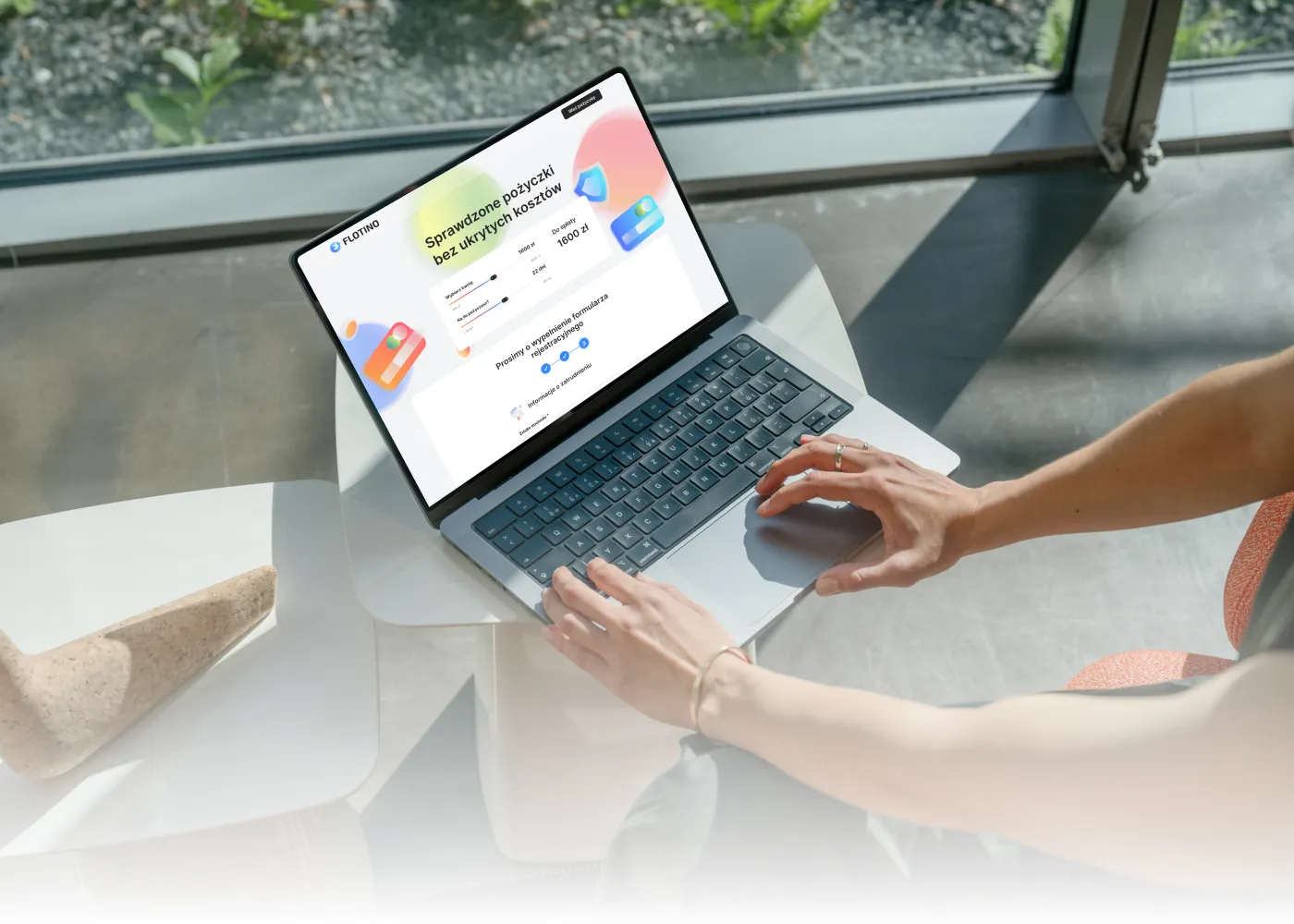 Flotino - serwis pożyczkowy na makiecie laptopa: sekcja główna z hasłem „Sprawdzone pożyczki bez ukrytych kosztów", suwakami kwoty i okresu spłaty oraz formularzem rejestracyjnym poniżej.