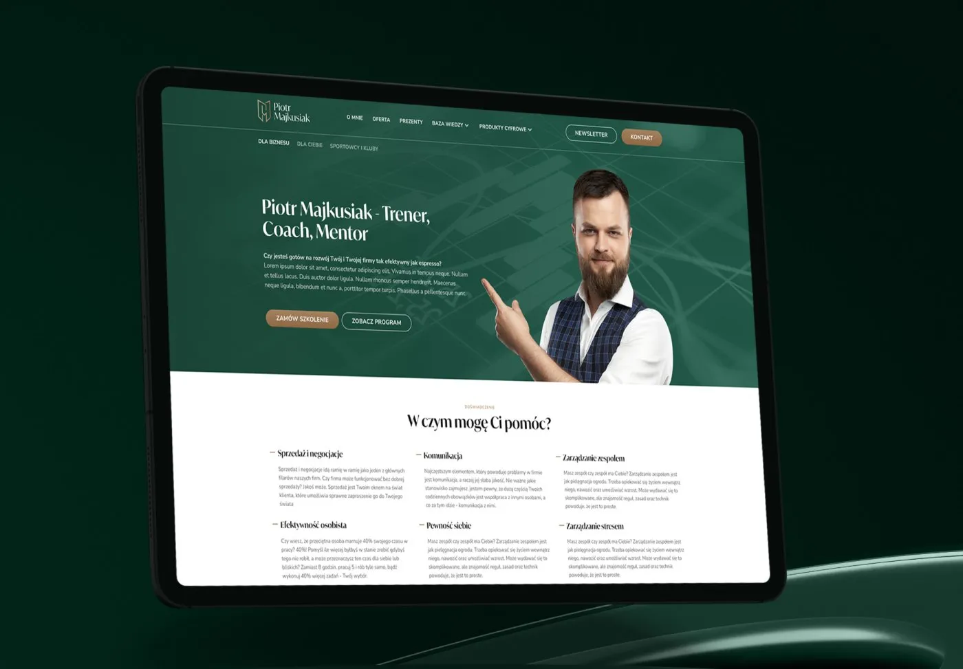 Piotr Majkusiak - makieta strony na laptopie: hero „Piotr Majkusiak - Trener, Coach, Mentor" ze zdjęciem trenera na zielonym tle i przyciskami „Zamów szkolenie" oraz „Zobacz program".