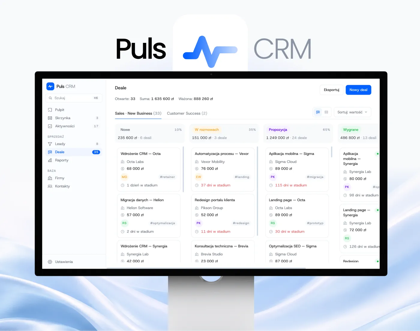 Puls CRM - logotyp z niebieską linią pulsu nad monitorem z ekranem „Deale": boczne menu z Pulpitem, Skrzynką, Aktywnościami, Leadami, Dealami, Raportami, Firmami i Kontaktami, na środku kanban lejka z kolumnami Nowe, W rozmowach, Propozycja i Wygrane, karty deali z firmą, wartością, tagiem i liczbą dni w etapie.
