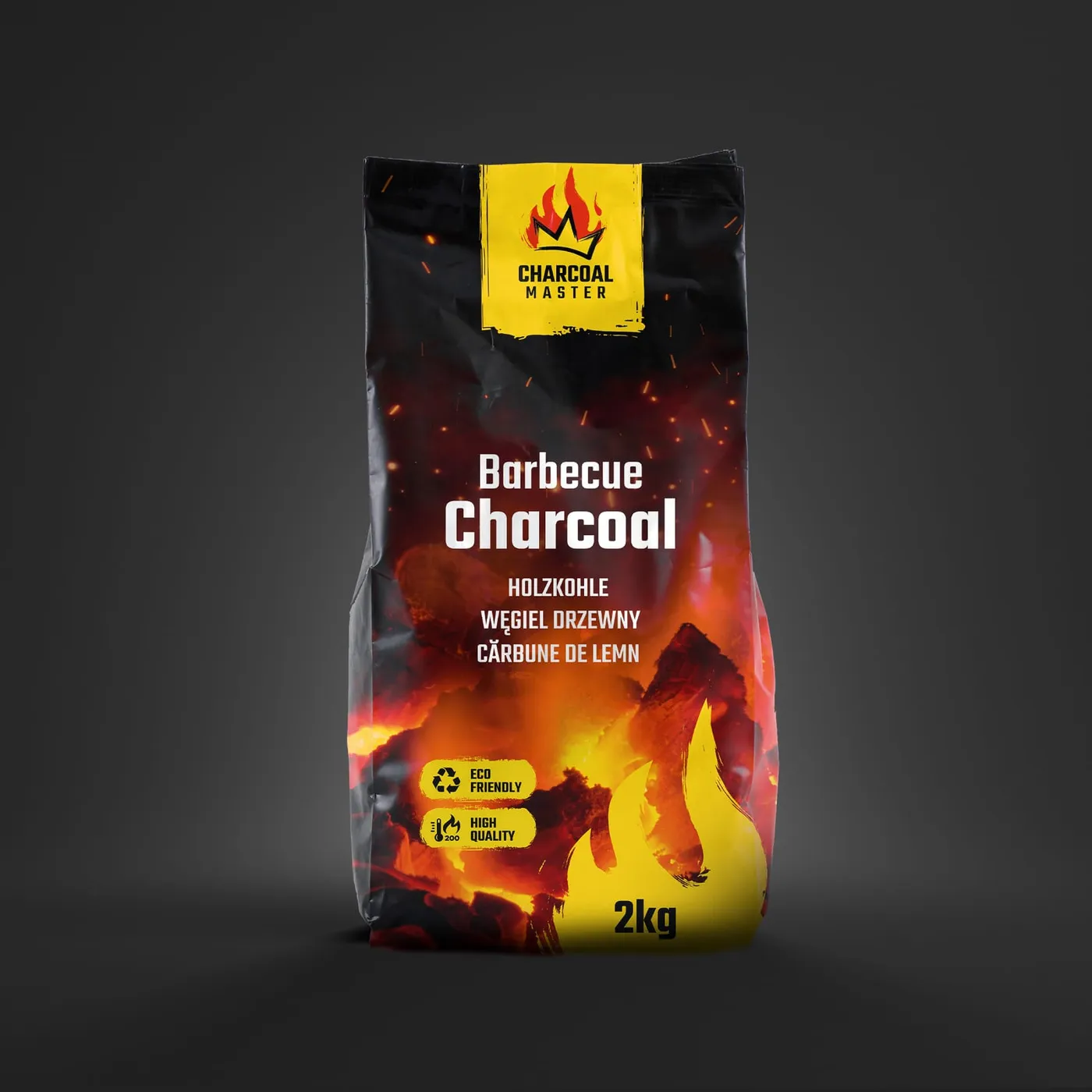 Charcoal Master - przód opakowania węgla drzewnego 2 kg na ciemnym tle studyjnym, z logo, nazwą produktu i ikonami „Eco Friendly" oraz „High Quality".