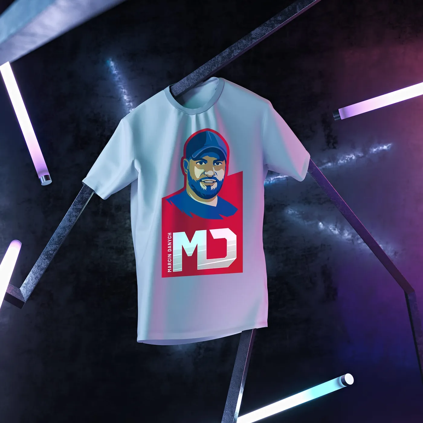Biała koszulka na wieszaku z nadrukiem logo „MD" - ilustrowany portret mężczyzny w czapce oraz czerwony panel z napisem „Marcin Danych" i literami MD, na ciemnym tle z neonowymi świetlówkami.