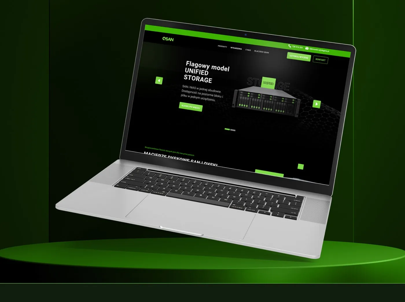 QSAN (DAGMA) - makieta strony na laptopie: hero „Flagowy model Unified Storage - SAN i NAS w jednej obudowie" z modelem macierzy dyskowej, na ciemnym tle z zielonym akcentem.