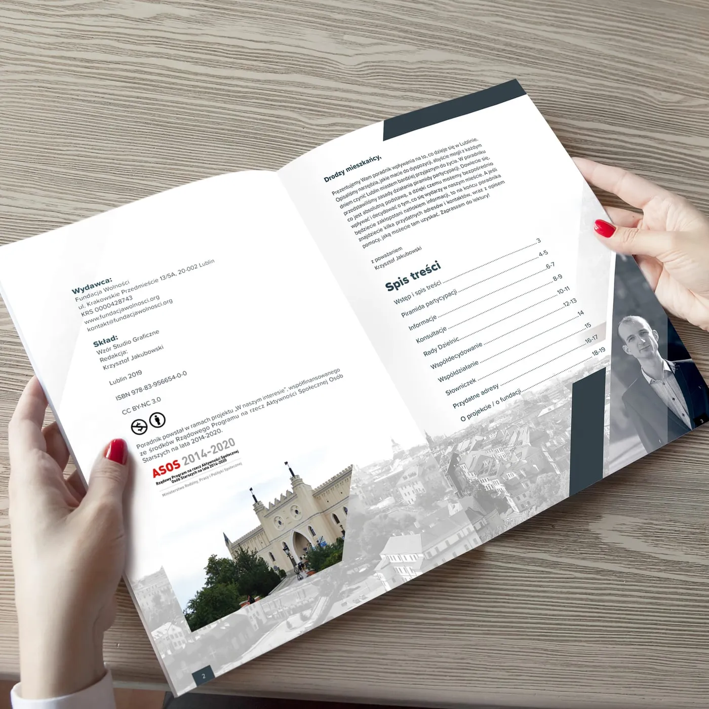 Fundacja Wolności - spis treści poradnika obok listu powitalnego „Drodzy mieszkańcy", danych wydawcy i zdjęcia Bramy Krakowskiej w Lublinie.