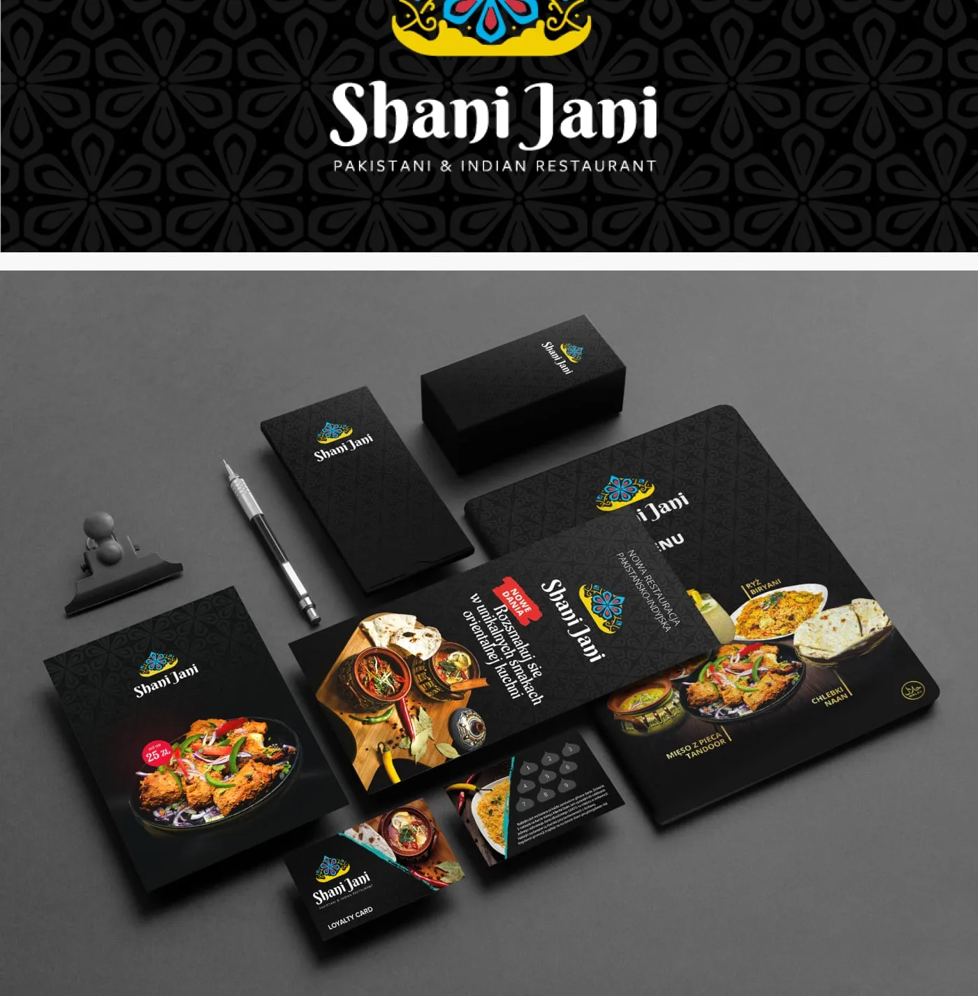 Shani Jani - flat-lay materiałów: menu, ulotki, wizytówki i karta lojalnościowa ze zdjęciami potraw na ciemnym tle.