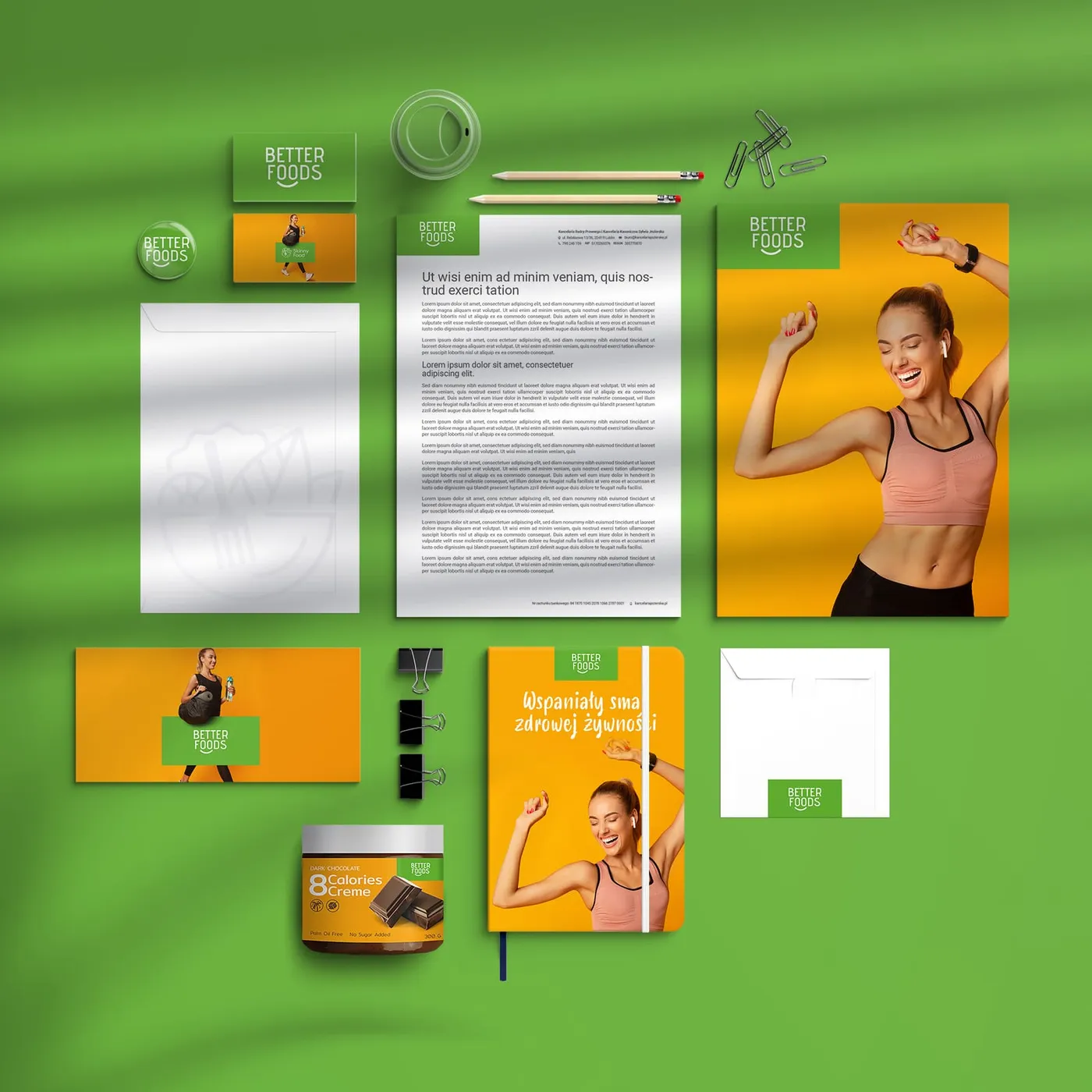 Materiały firmowe Better Foods: wizytówki, plakietka, koperty, papier firmowy, notes i słoik kremu na zielonym tle, obok zdjęć lifestylowych na pomarańczowym tle.