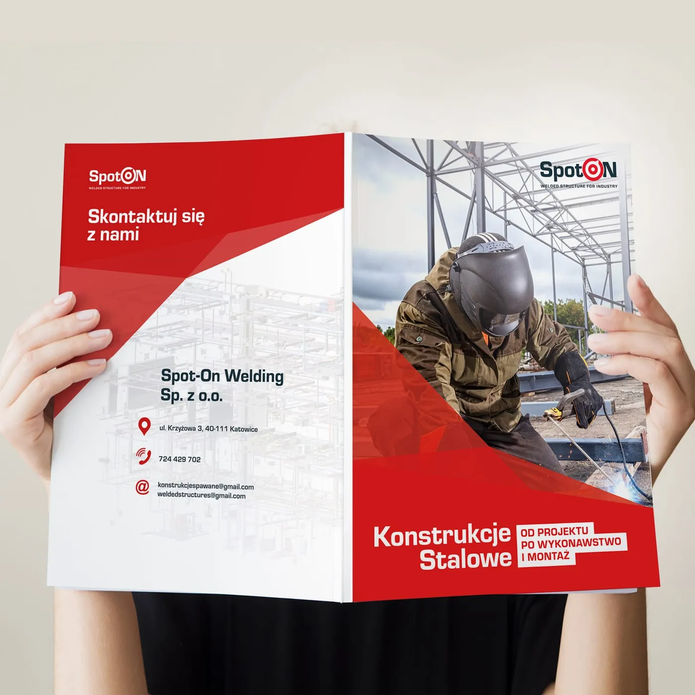 SpotOn - otwarty katalog trzymany w dłoniach: czerwona strona kontaktowa „Skontaktuj się z nami" z danymi Spot-On Welding Sp. z o.o. oraz okładka „Konstrukcje Stalowe" ze zdjęciem spawacza.