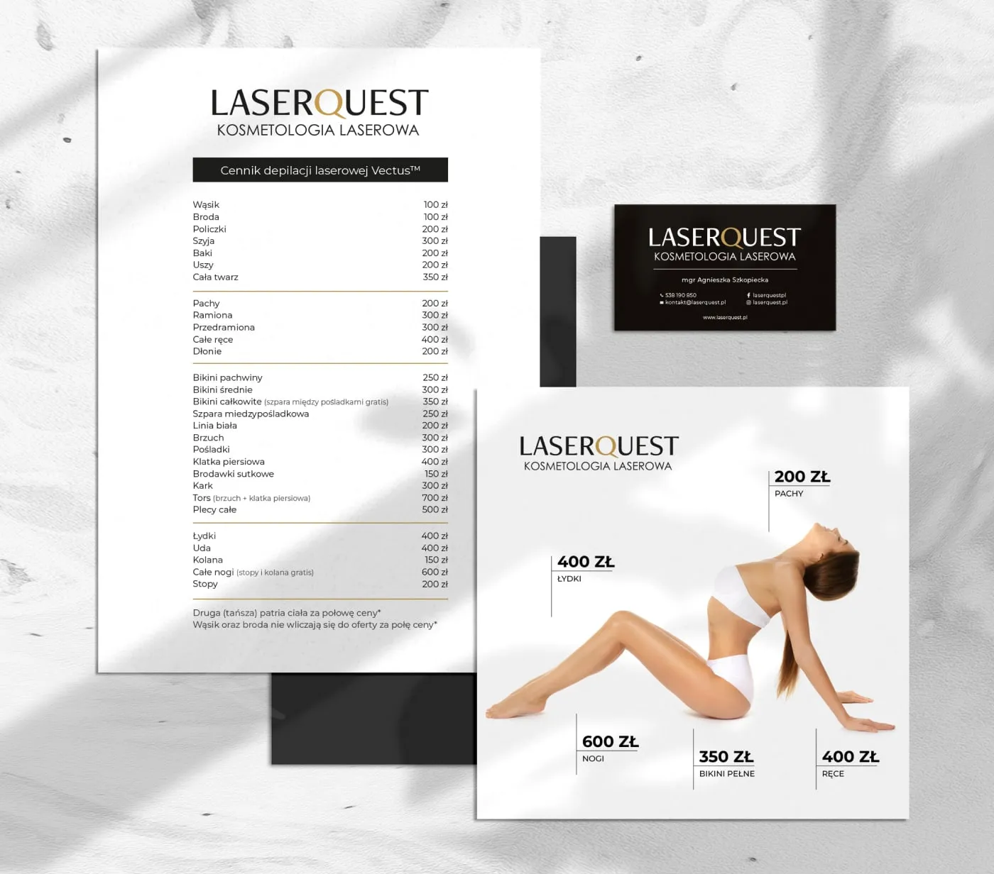 LaserQuest - flat-lay materiałów: cennik depilacji laserowej, wizytówka i ulotka ofertowa z cenami zabiegów na jasnym marmurze.
