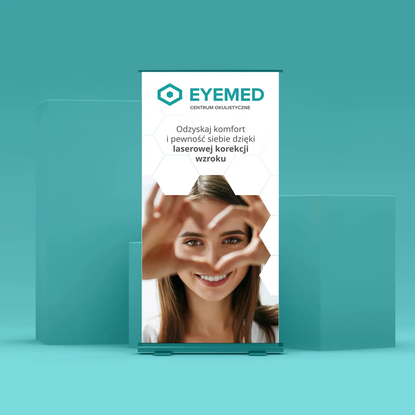 EYEMED - roll-up „Odzyskaj komfort i pewność siebie dzięki laserowej korekcji wzroku” w turkusowej aranżacji z geometrycznymi bryłami; na planszy kobieta kadrująca oko dłońmi.