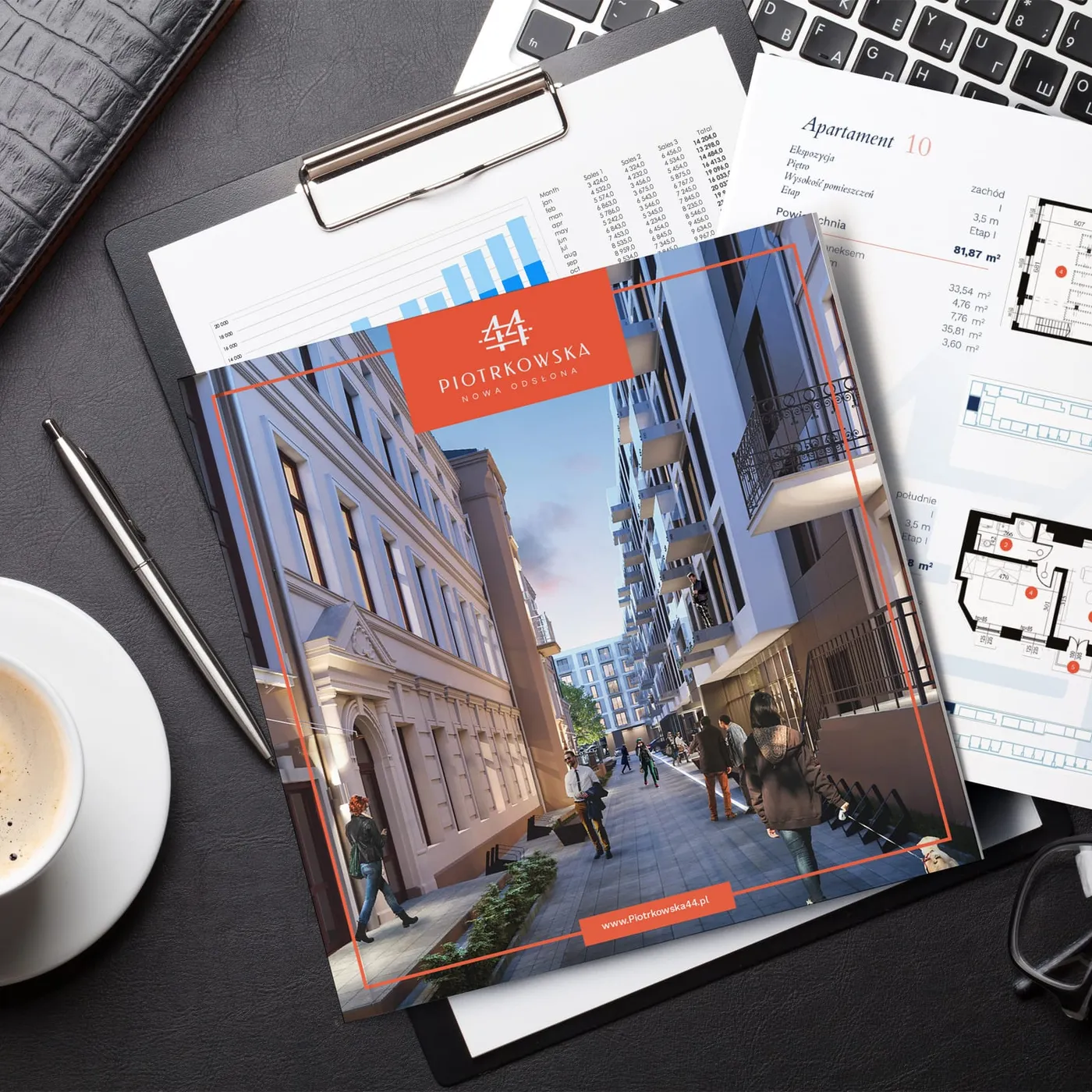 Folder Piotrkowska 44 na podkładce z wykresem sprzedaży, obok karta „Apartament 10" z rzutami mieszkania i wymiarami pomieszczeń.