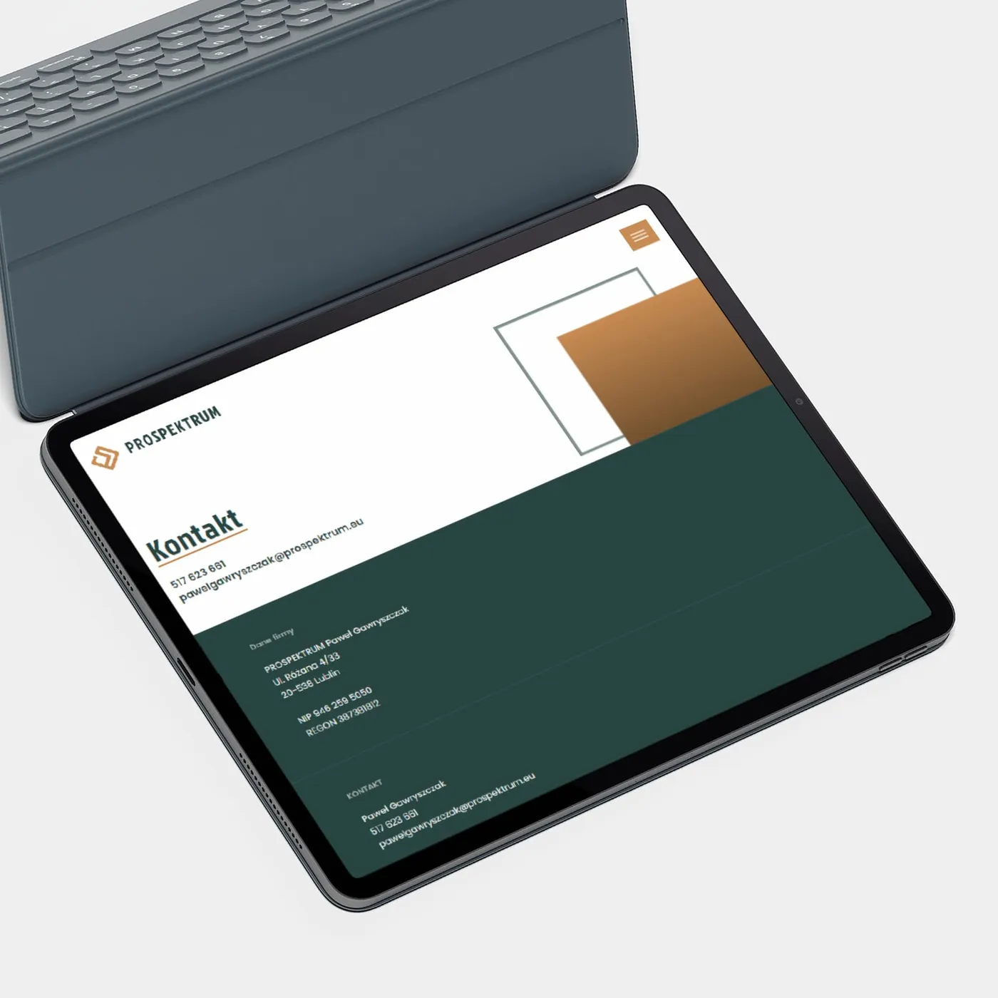 Prospektrum - makieta strony kontaktowej na tablecie z danymi firmy, numerem telefonu i adresem e-mail na zielonym tle.