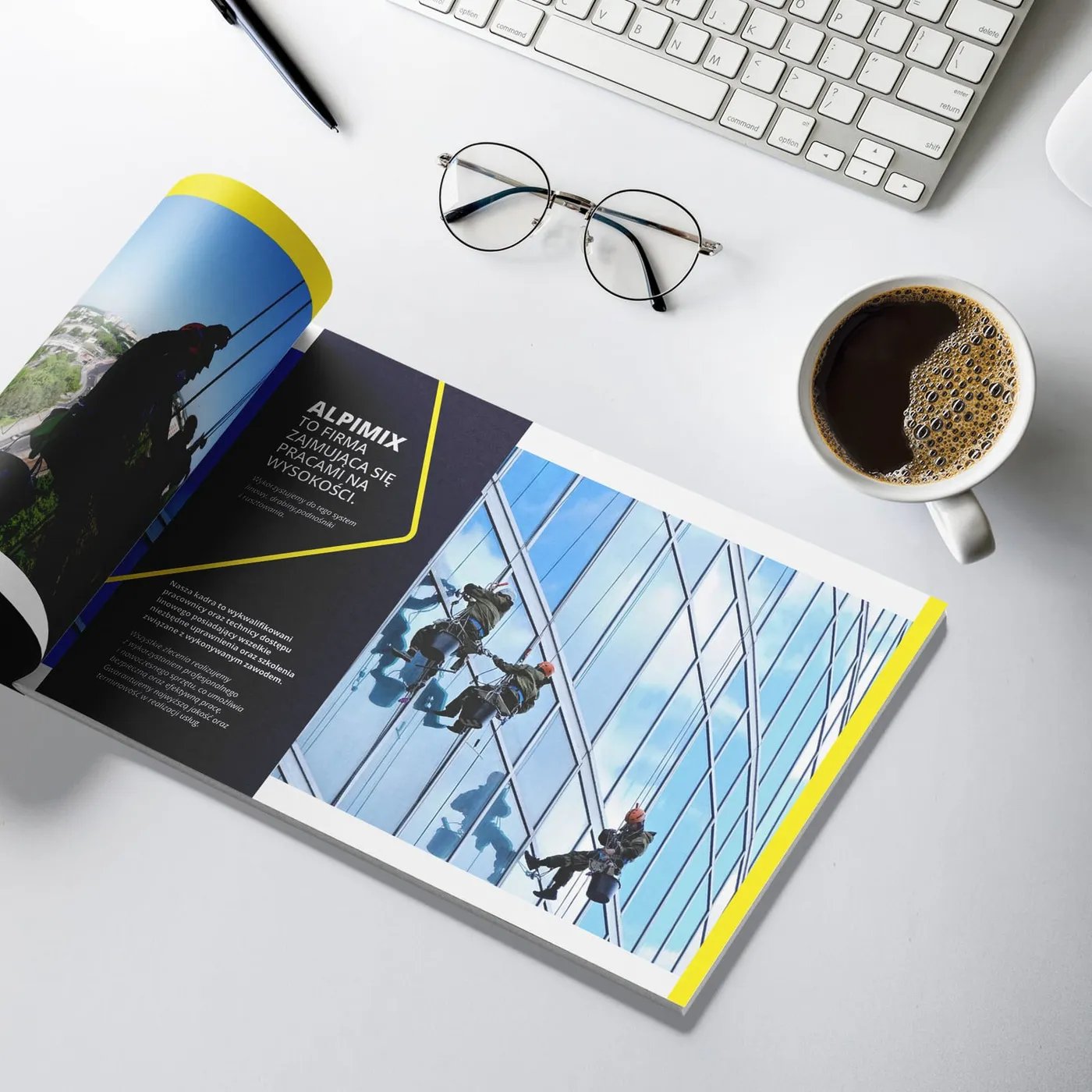 Alpimix - rozłożony folder w formacie poziomym: granatowa strona z opisem oferty i fotografia elewacji budynku.