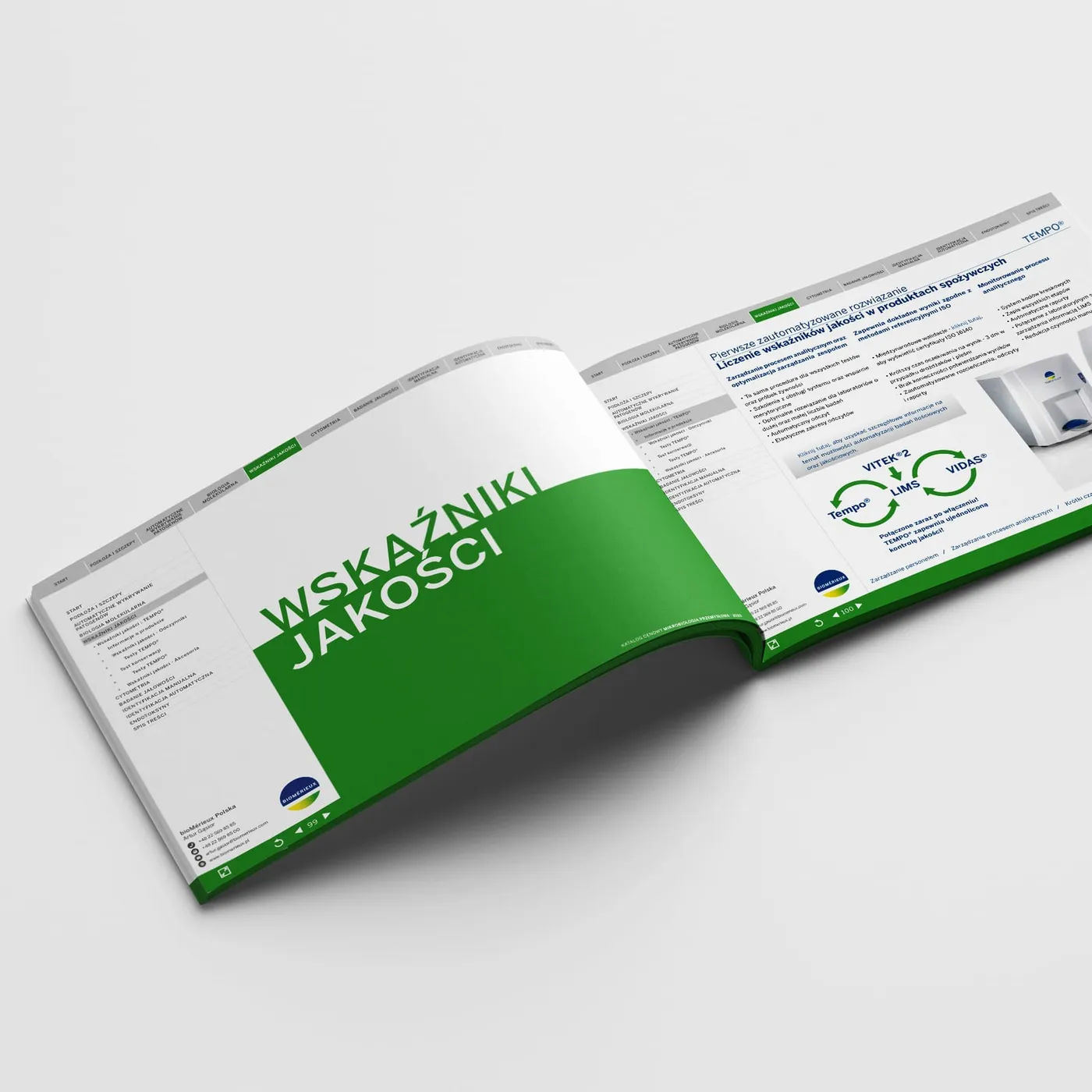 Rozłożony katalog bioMérieux - zielona strona działowa „Wskaźniki jakości" obok strony o systemie TEMPO z diagramem połączenia VITEK 2, TEMPO, LIMS i VIDAS.