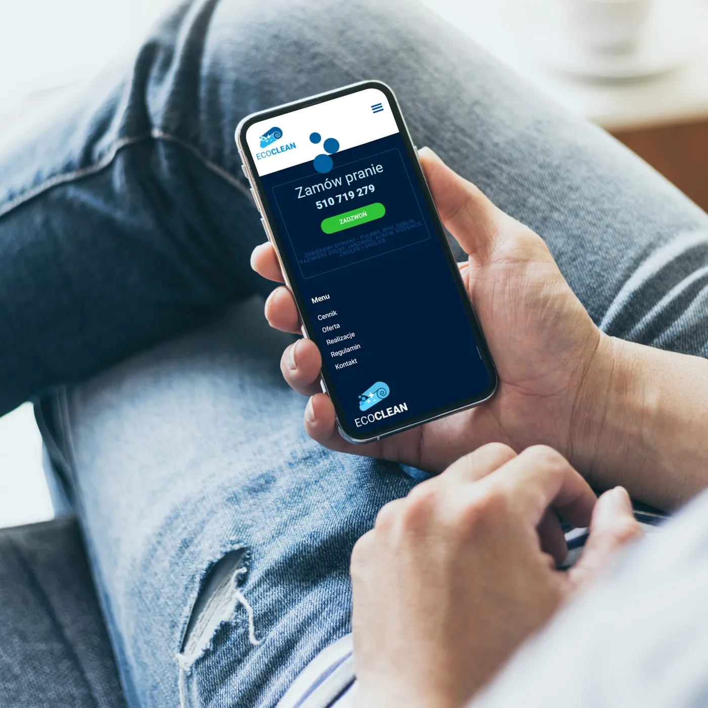 EcoClean - telefon z rozwiniętym menu na ciemnym tle: numer telefonu, przycisk „Zadzwoń" i lista podstron.