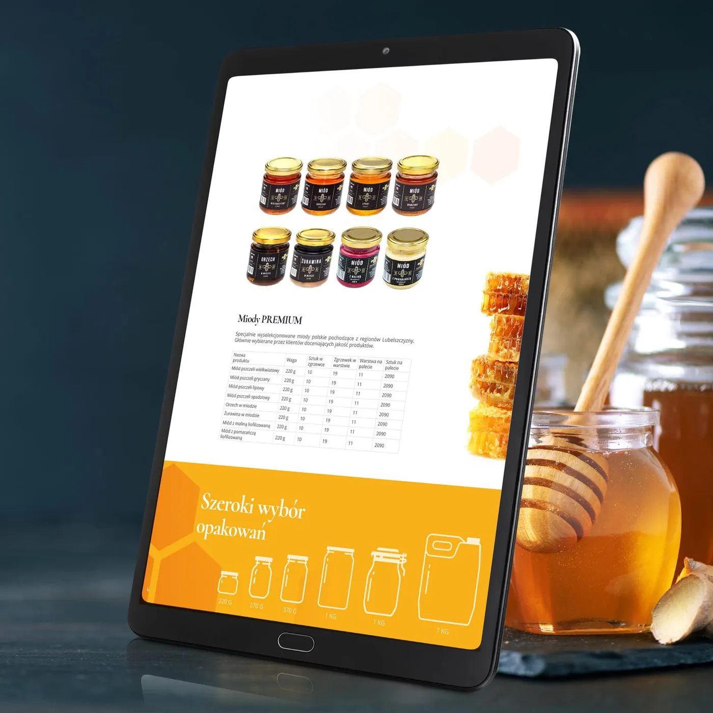 Makieta tabletu prezentującego stronę katalogu Apimar z tabelą „Miód PREMIUM" i napisem „Szeroki wybór opakowań", obok słoika miodu z łyżeczką.