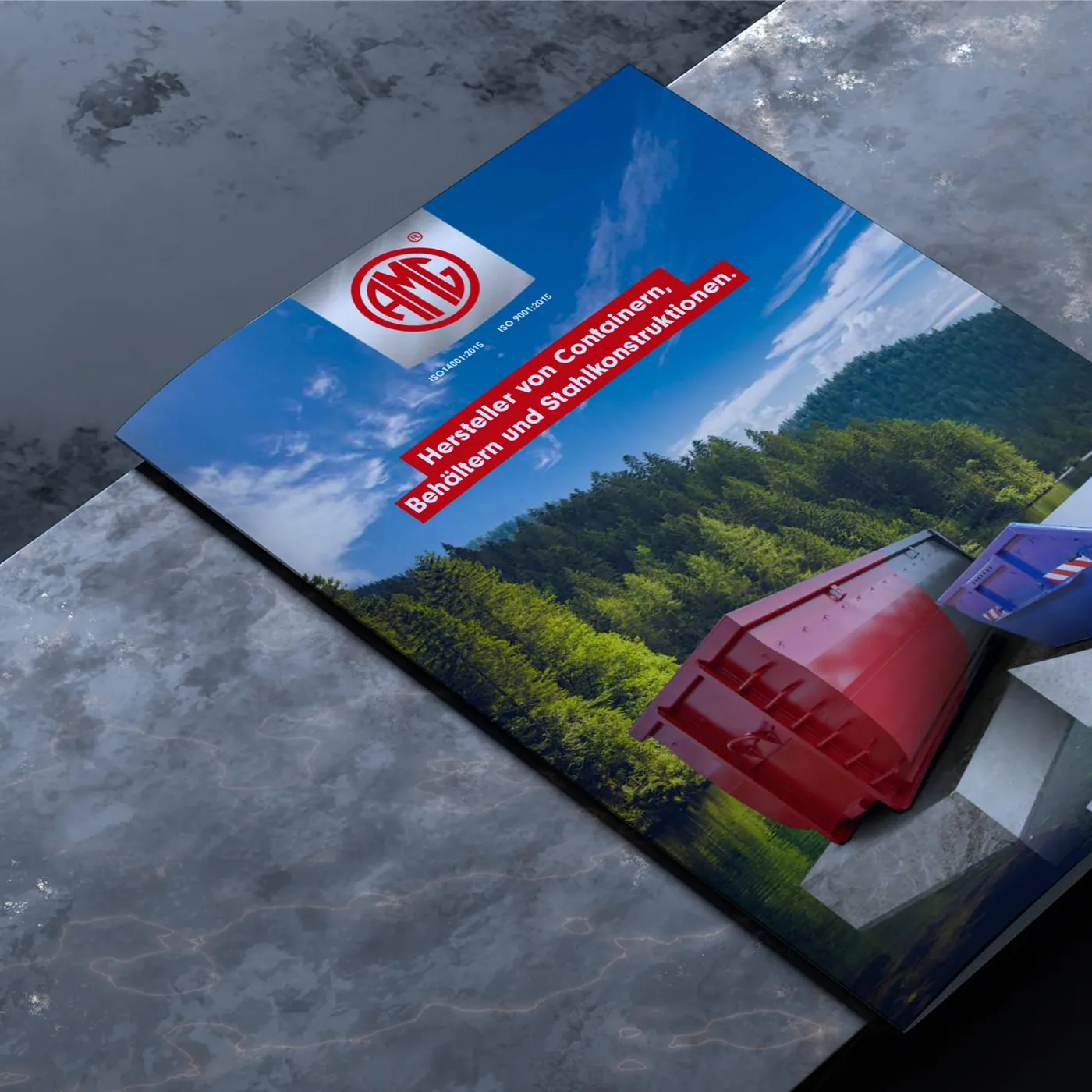 AMG - rozłożony katalog z zestawieniem typów kontenerów i ich parametrów, na jasnym tle.