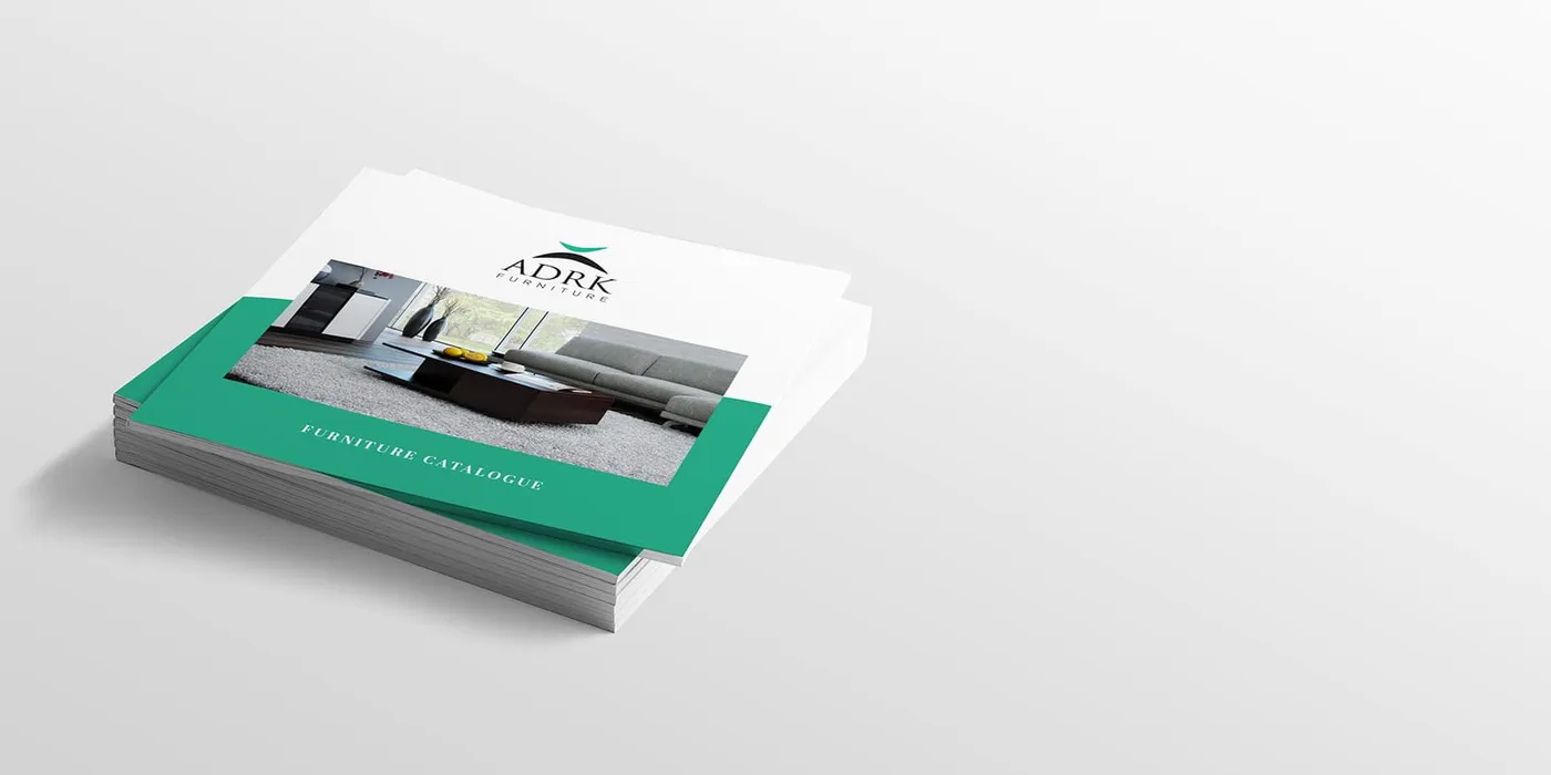 ADRK Furniture - zamknięty katalog w formacie kwadratowym, widoczna okładka z aranżacją wnętrza i zielonym akcentem marki.