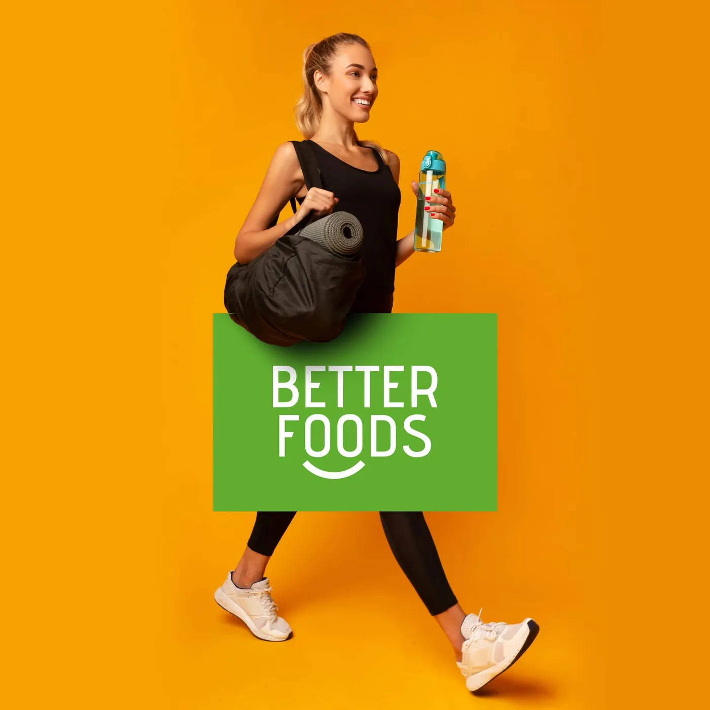 Kobieta w stroju sportowym z torbą i matą do jogi, na pomarańczowym tle z zielonym polem z logo Better Foods.
