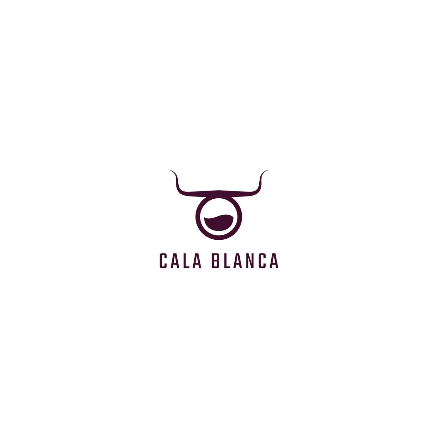 Logo Cala Blanca - bordowa ikona byczej głowy z kieliszkiem wina jako pyskiem oraz napis „CALA BLANCA" pod spodem, na białym tle.