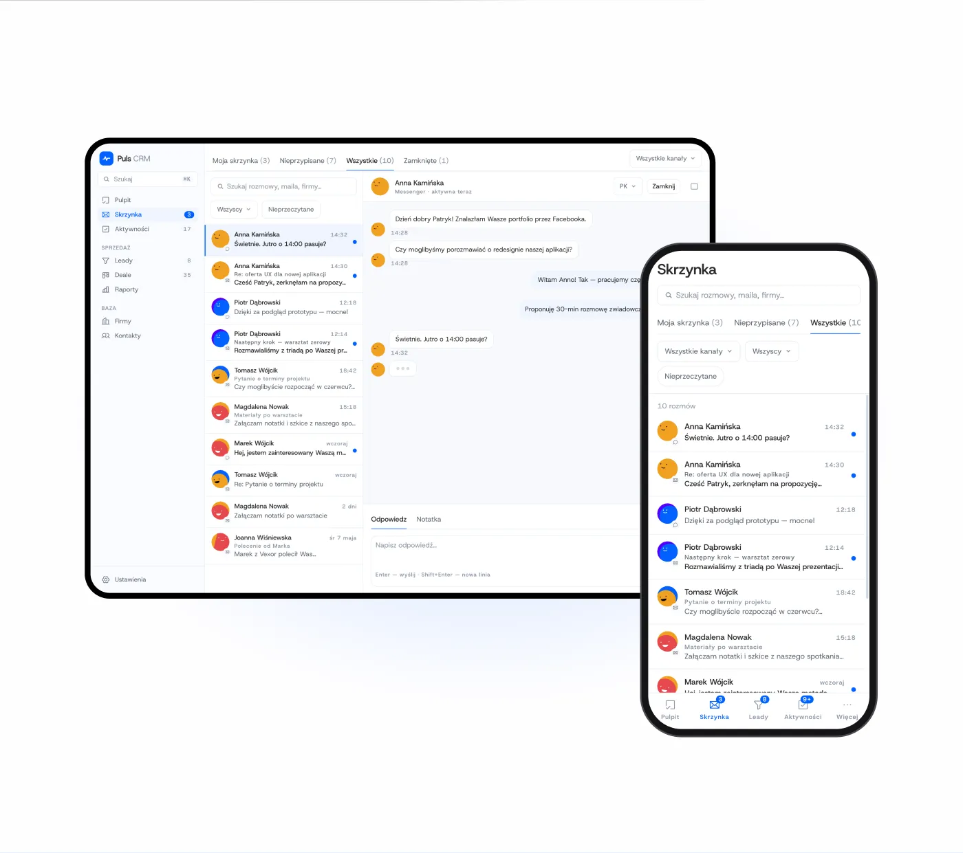 Puls CRM - ekran „Skrzynka" na laptopie: lista rozmów z klientami z różnych kanałów, otwarty wątek z wiadomościami i polem odpowiedzi z notatką, obok telefon z tą samą skrzynką i listą nieprzeczytanych rozmów.