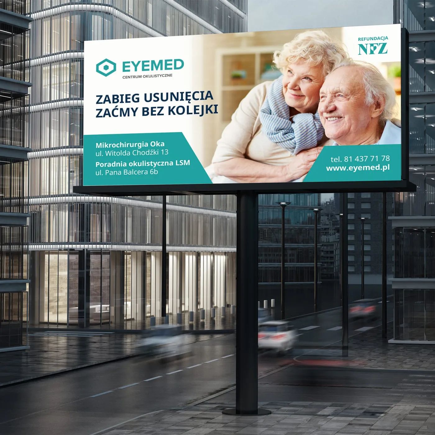 EYEMED - billboard kampanii „Zabieg usunięcia zaćmy bez kolejki” przy ulicy: znak centrum, fotografia starszej pary, adresy poradni i logo Narodowego Funduszu Zdrowia.